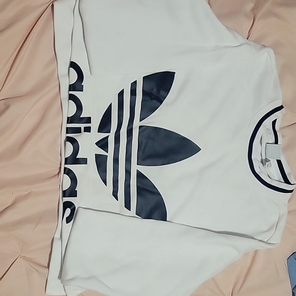 Addias sweater . The color black and white